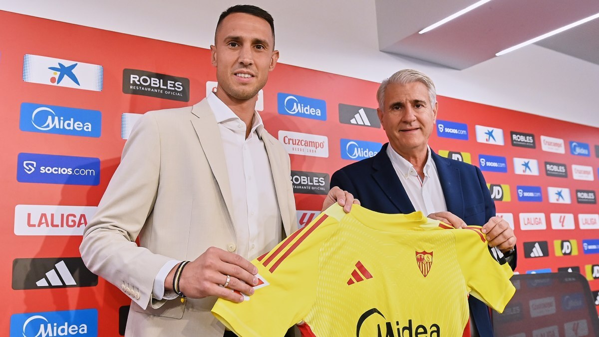 Odysseas Vlachodimos en su presentación con el Sevilla FC junto a Antonio Cordón | Salvador López Medina para El MIRA