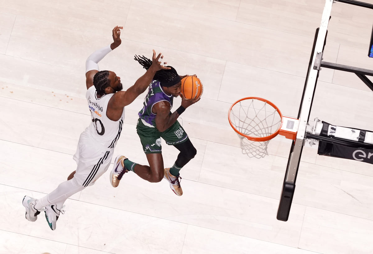 Unicaja Baloncesto y Real Madrid enfrentándose en el Martín Carpena