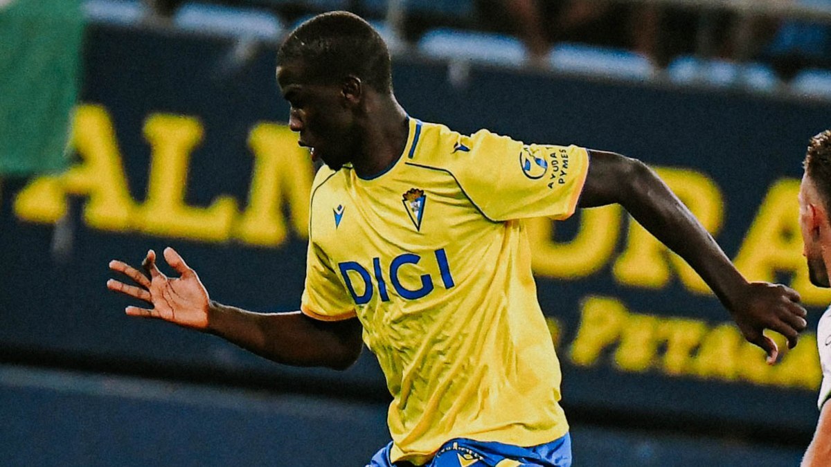 Moussa Diakité con la elástica del Cádiz CF en el Trofeo Carranza | CCF