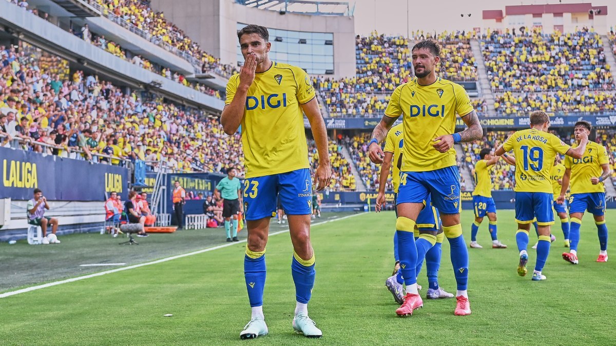 García Pascual celebra su gol en el Cádiz CF - CD Mirandés | Salvador López Medina para El MIRA