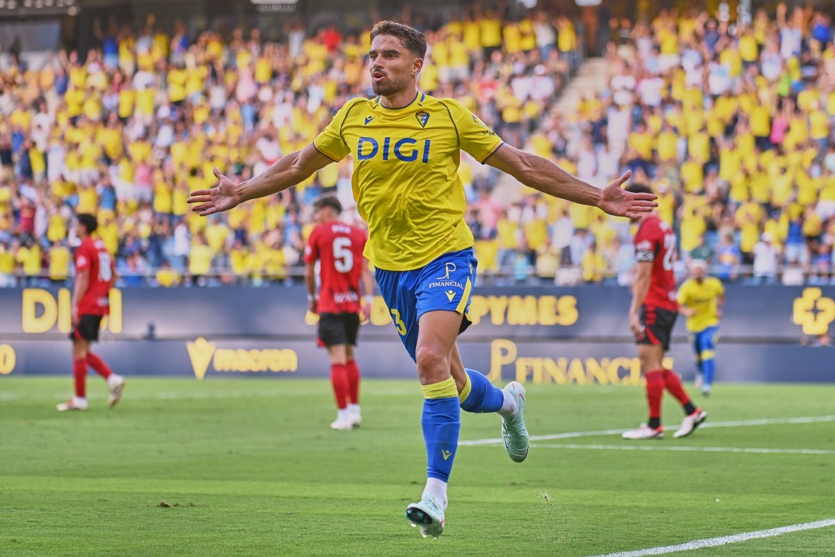 García Pascual celebra su gol en el Cádiz CF - CD Mirandés | Salvador López Medina para El MIRA