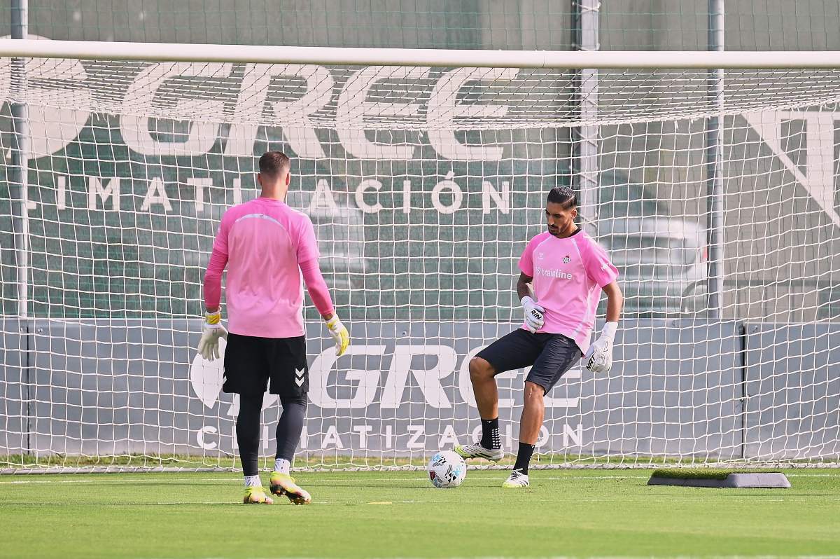 Álvaro Valles y Adrián en el entrenamiento del Real Betis previo al Celta de Vigo | Salvador López Medina para El MIRA