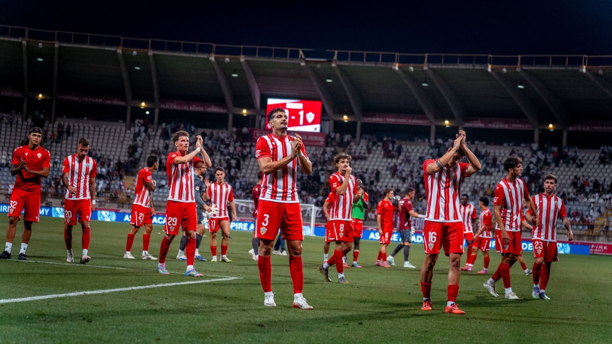 Los jugadores de la UD Almería tras la victoria ante la Cultural Leonesa | UDA