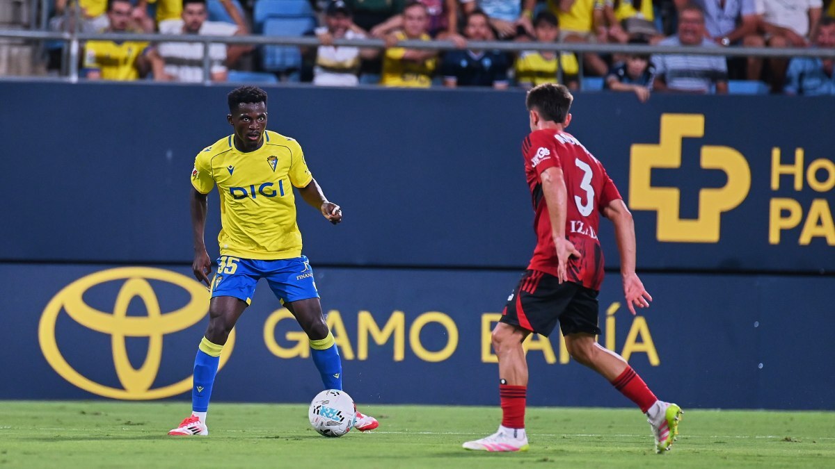 Isaac Obeng en el Cádiz CF - CD Mirandés | Salvador López Medina para El MIRA
