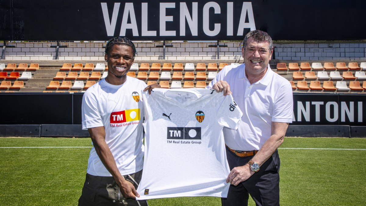 Largie Ramazani durante su presentación con el Valencia CF | VCF