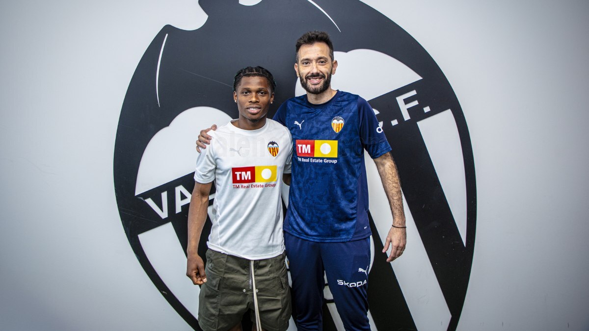 Largie Ramazani junto a Carlos Corberán | VCF