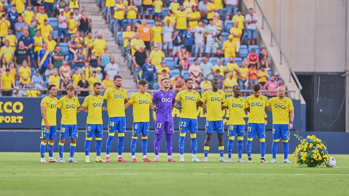 Los jugadores del Cádiz CF antes del partido ante el CD Mirandés | Salvador López Medina para El MIRA