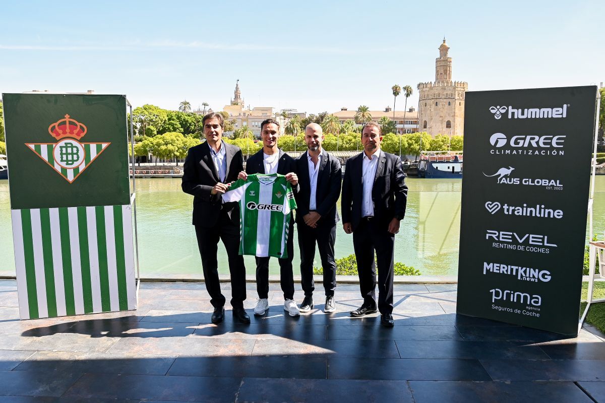 Antony junto a Manu Fajardo, Ángel Haro y José Miguel López Catalán en su presentación con el Real Betis | Salvador López Medina para El MIRA