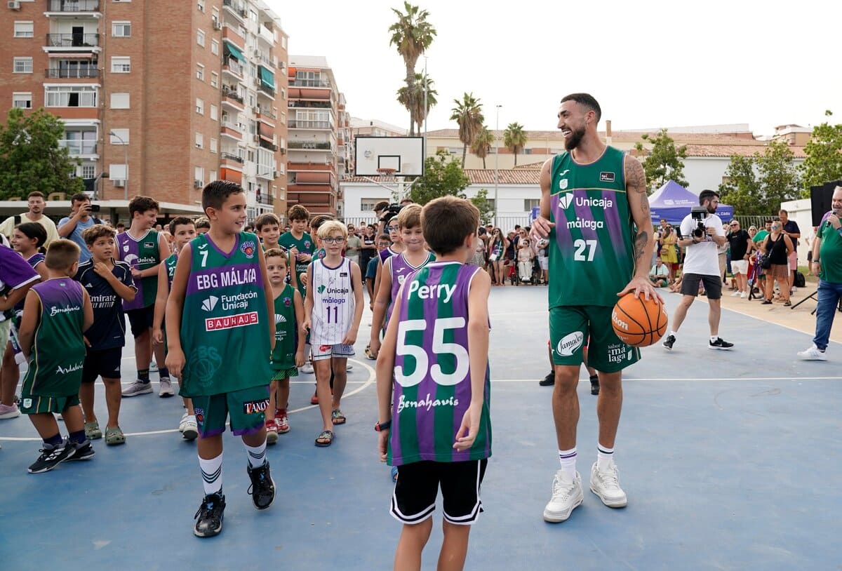 Chris Duarte con aficionados del Unicaja Baloncesto