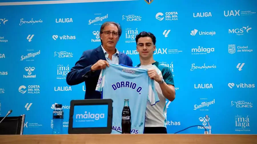 Josué Dorrio en su presentación con el Málaga CF junto a Loren Juarros