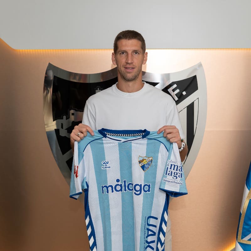 Darko Brasanac posando con la camiseta del Málaga CF