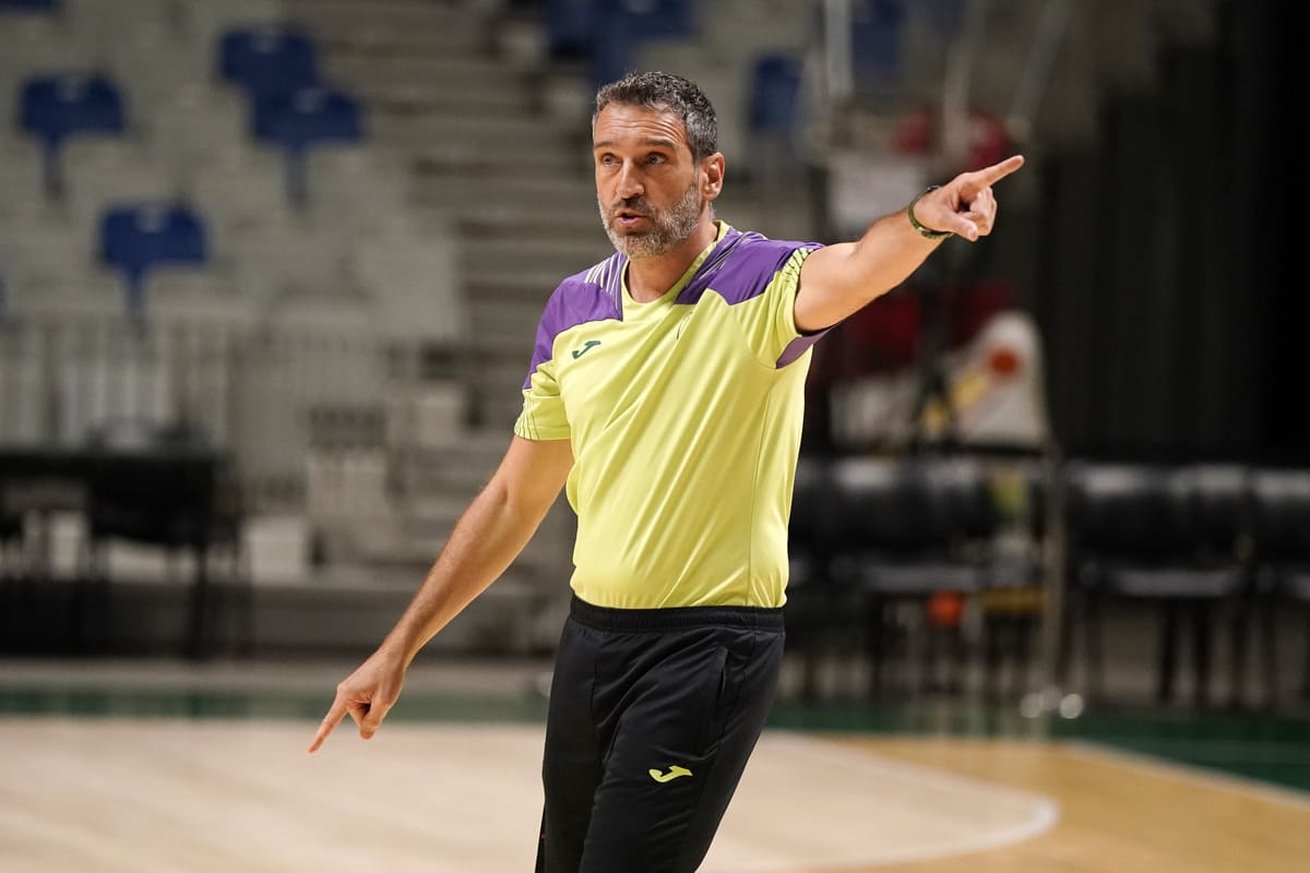 Ibon Navarro dirigiendo un entrenamiento del Unicaja Baloncesto