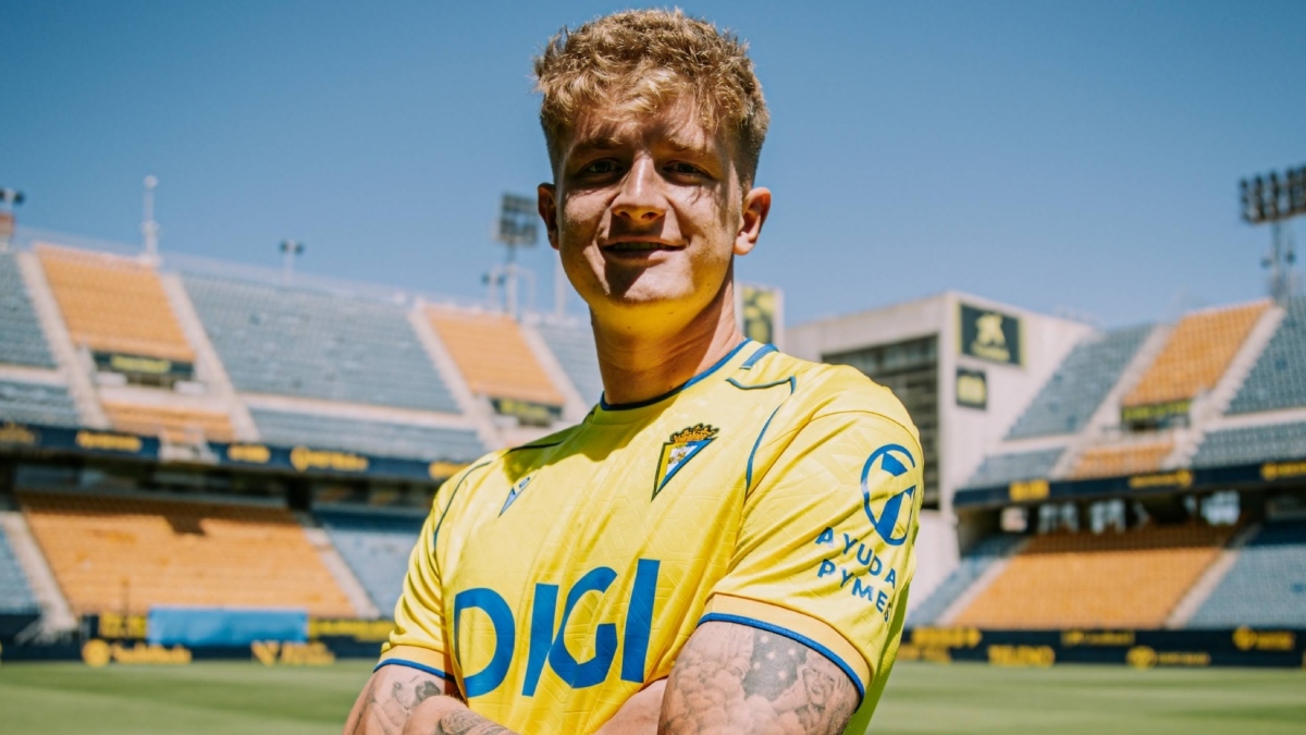 Pelayo Fernández durante su presentación con el Cádiz CF | CCF