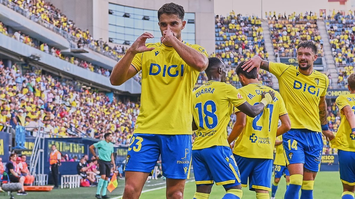 García Pascual celebra su gol en el Cádiz CF - CD Mirandés | Salvador López Medina para El MIRA