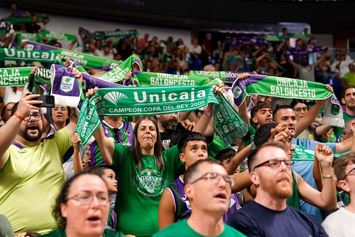 Aficionados del Unicaja Baloncesto en el pabellón Martín Carpena
