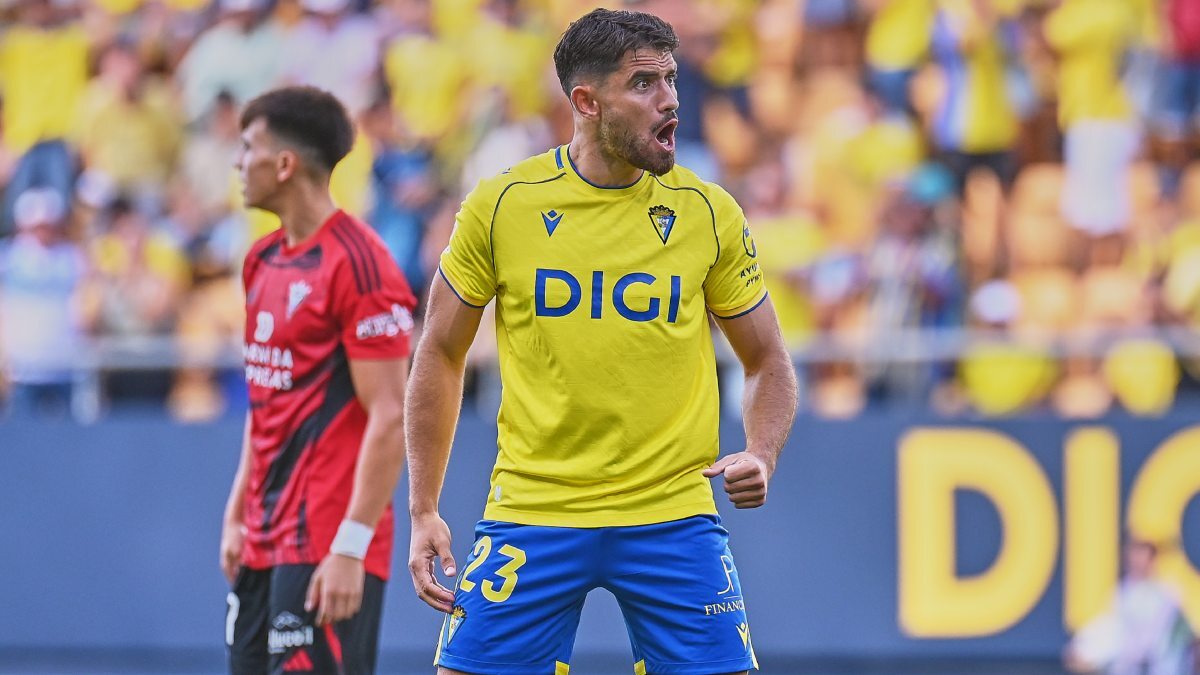 García Pascual en el Cádiz CF - CD Mirandés | Salvador López Medina para El MIRA