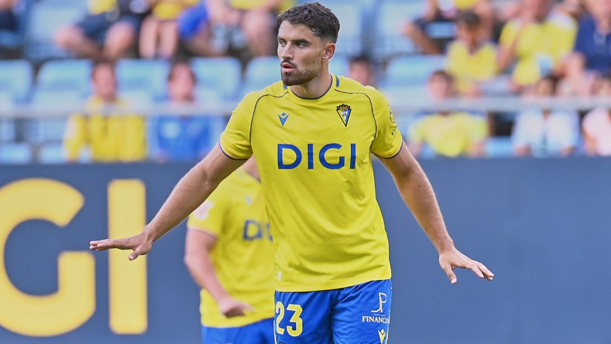 García Pascual en el Cádiz CF - CD Mirandés | Salvador López Medina para El MIRA