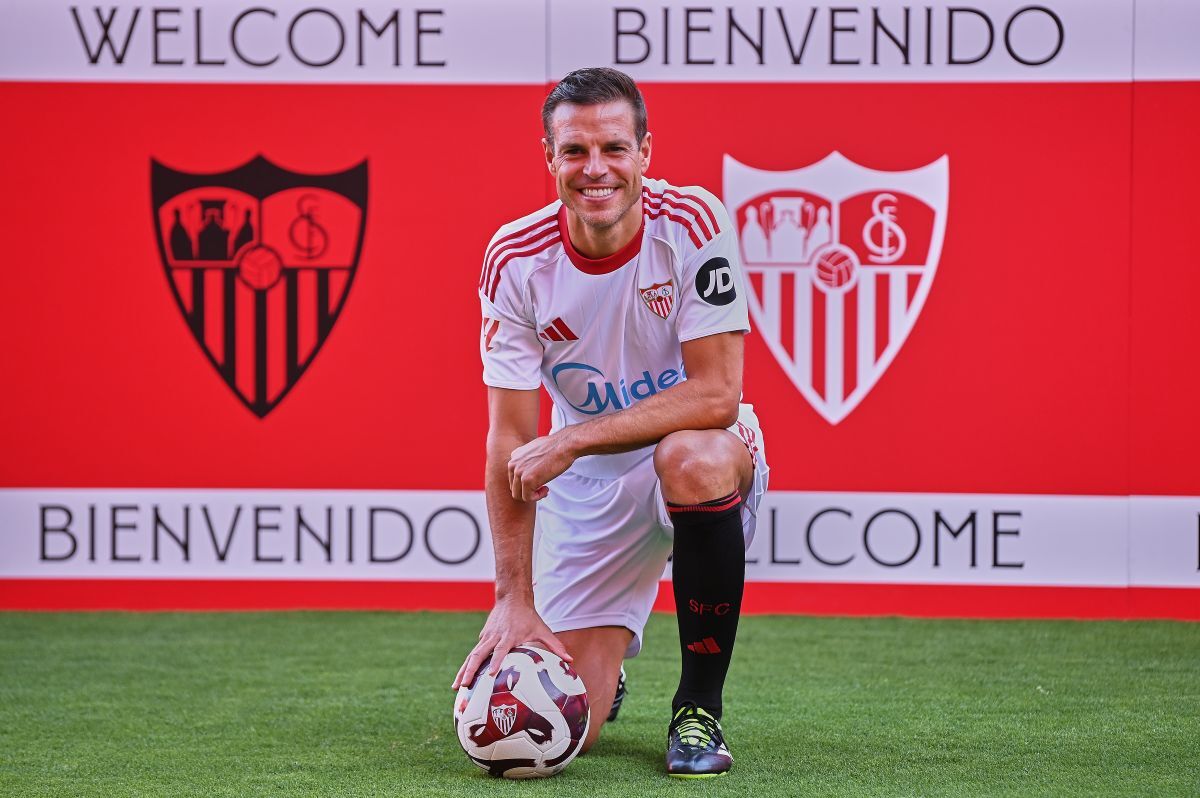 César Azpilicueta en su presentación con el Sevilla FC | Salvador López Medina para El MIRA