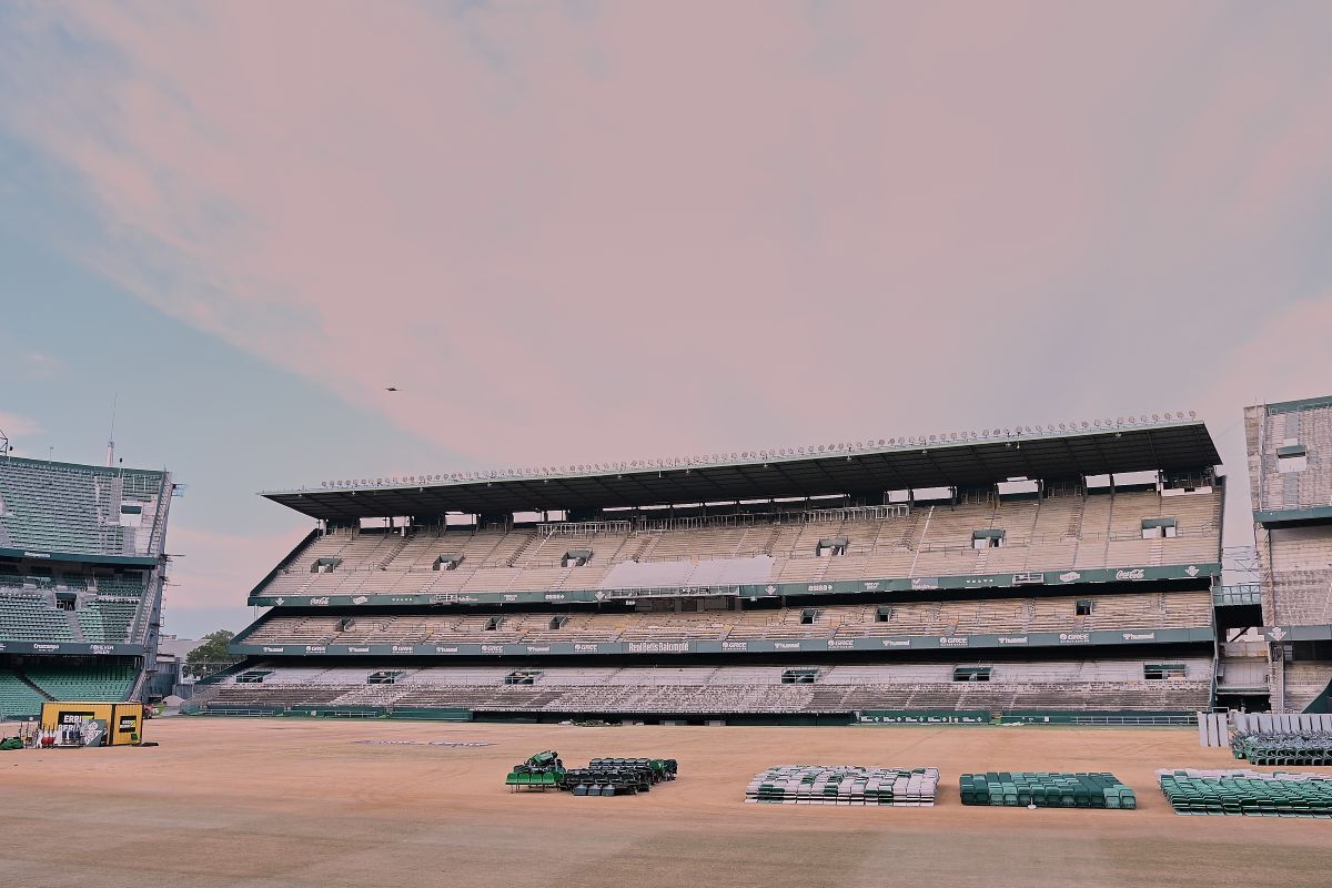 Trabajos de demolición de la grada de Preferencia en el Benito Villamarín | Salvador López Medina para El MIRA