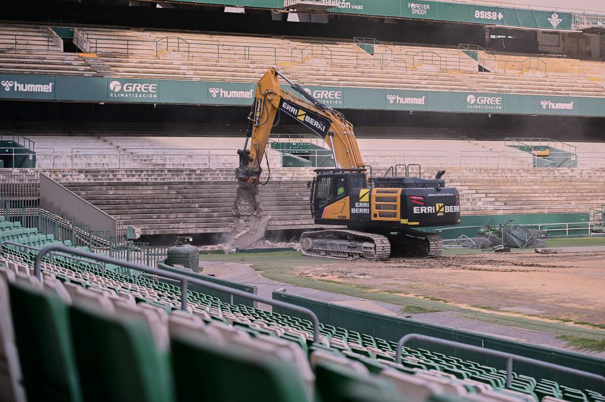 Trabajos de demolición de la grada de Preferencia en el Benito Villamarín | Salvador López Medina para El MIRA
