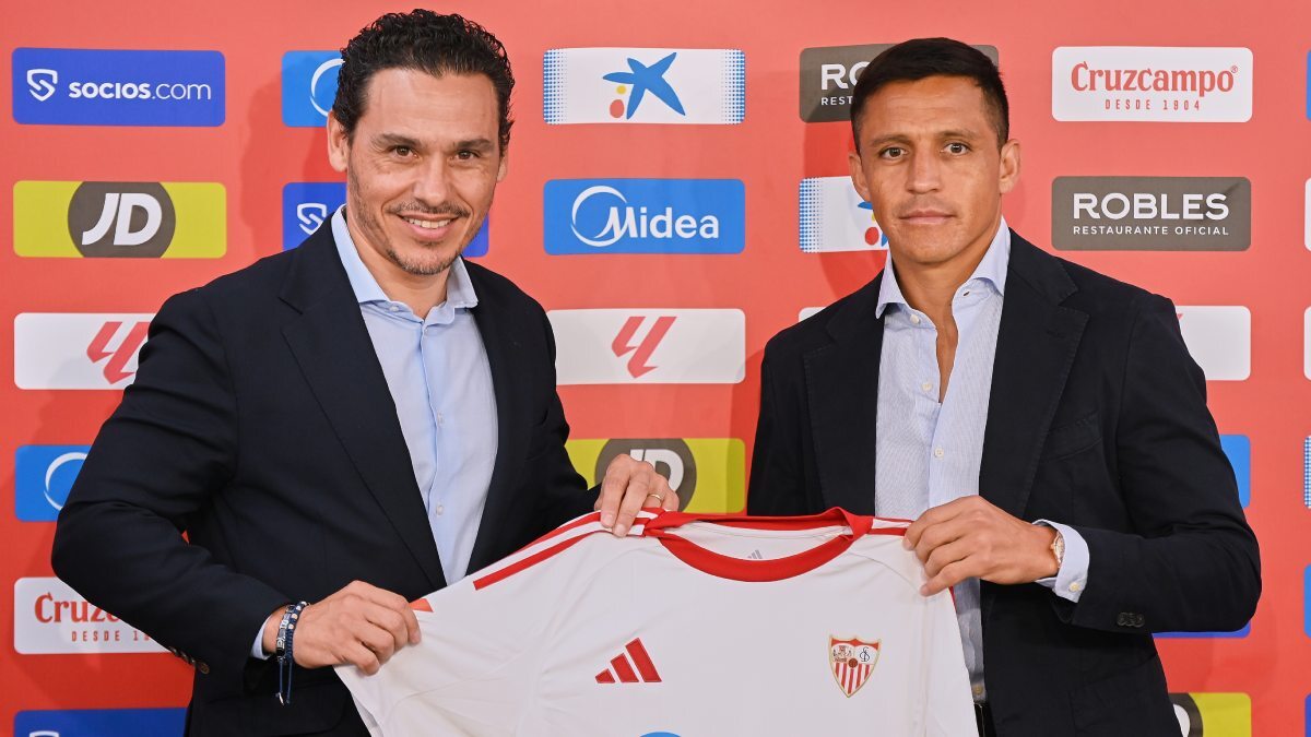 Alexis Sánchez y José María del Nido Carrasco en la presentación del jugador del Sevilla FC | Salvador López Medina para El MIRA