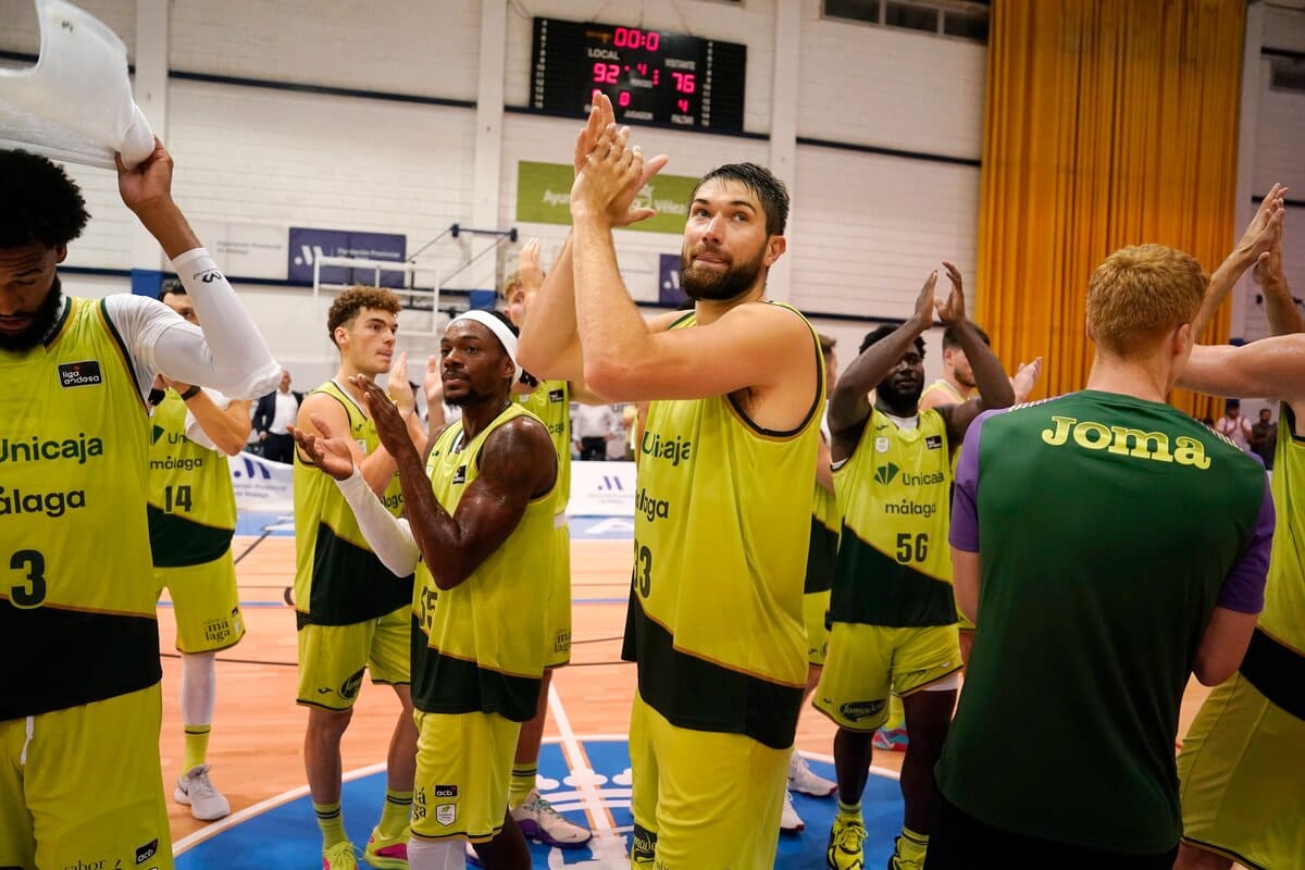 Jugadores del Unicaja Baloncesto tras un partido de la pretemporada