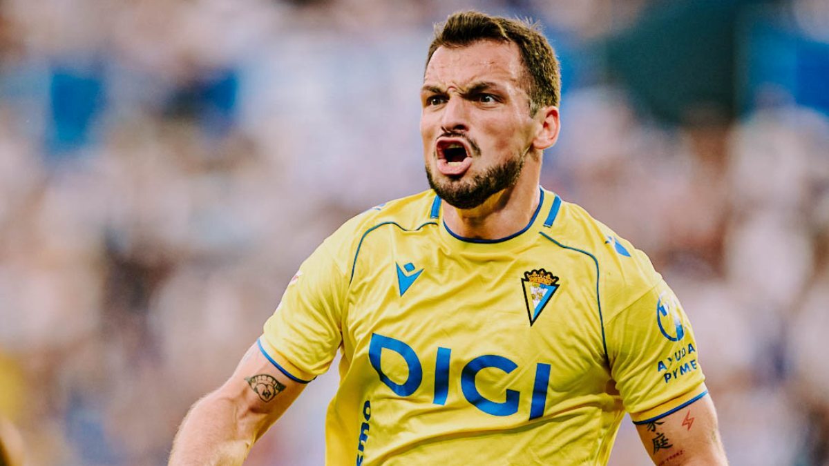 Iuri Tabatadze celebra con rabia su gol en el Real Sociedad B - Cádiz CF | CCF