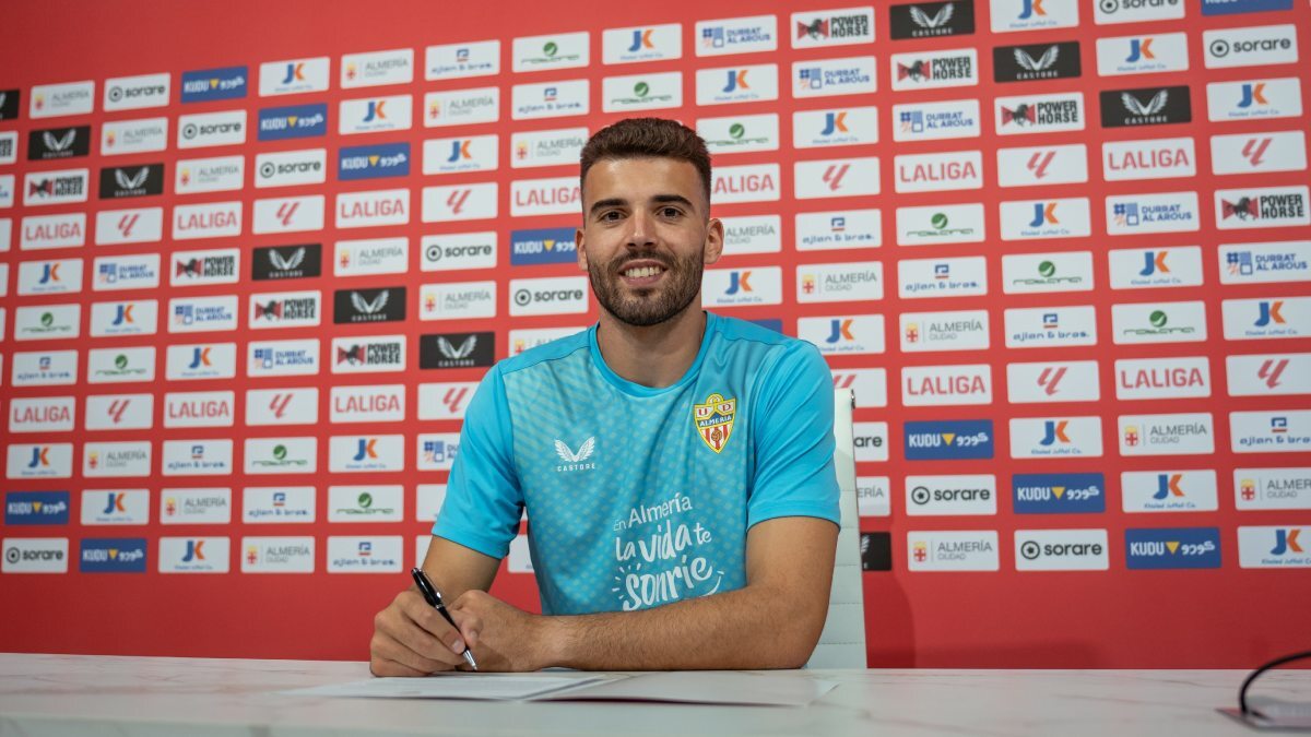 Maximiano firma su contrato con la UD Almería | UDA