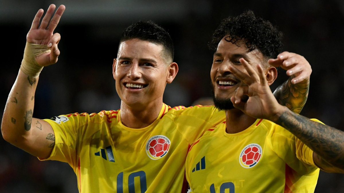 James Rodríguez y Luis Suárez celebran uno de los goles del delantero ante Venezuela | FCF