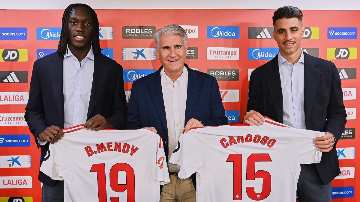 Antonio Cordón, Fábio Cardoso y Batista Mendy en la presentación de los nuevos futbolistas del Sevilla FC | Salvador López Medina para El MIRA