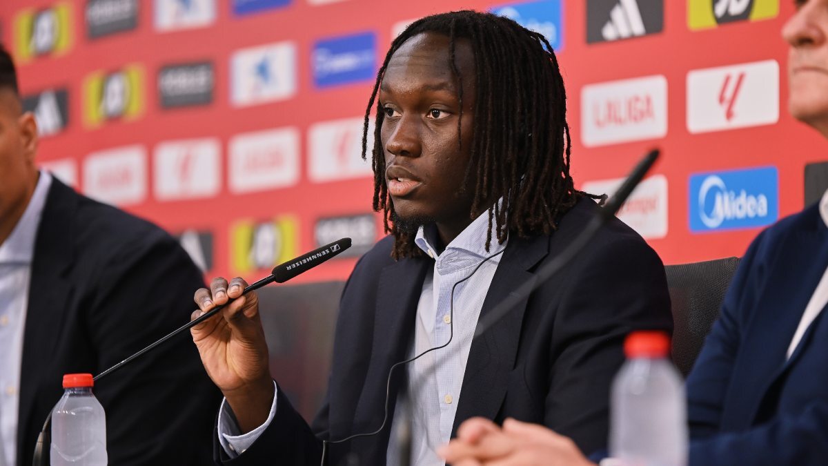 Batista Mendy en su presentación oficial con el Sevilla FC | Salvador López Medina para El MIRA