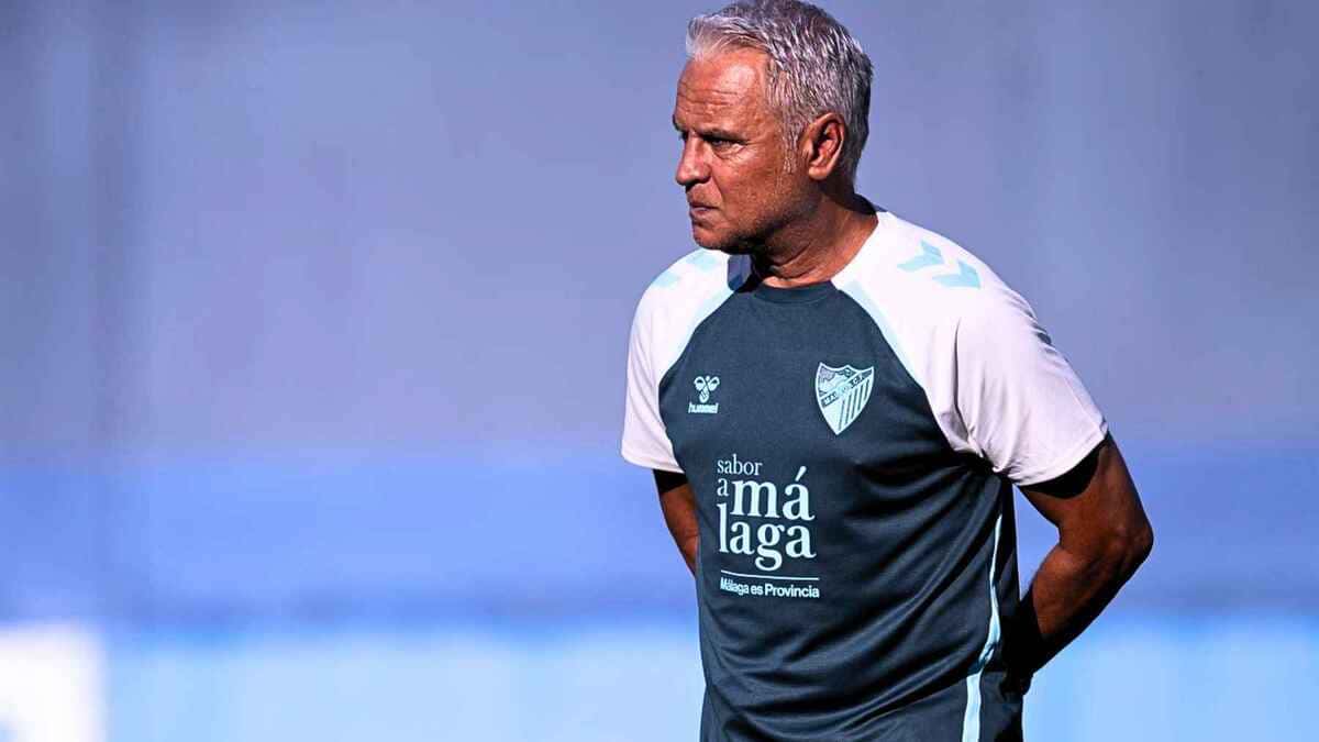 Sergio Pellicer dirigiendo un entrenamiento del Málaga CF