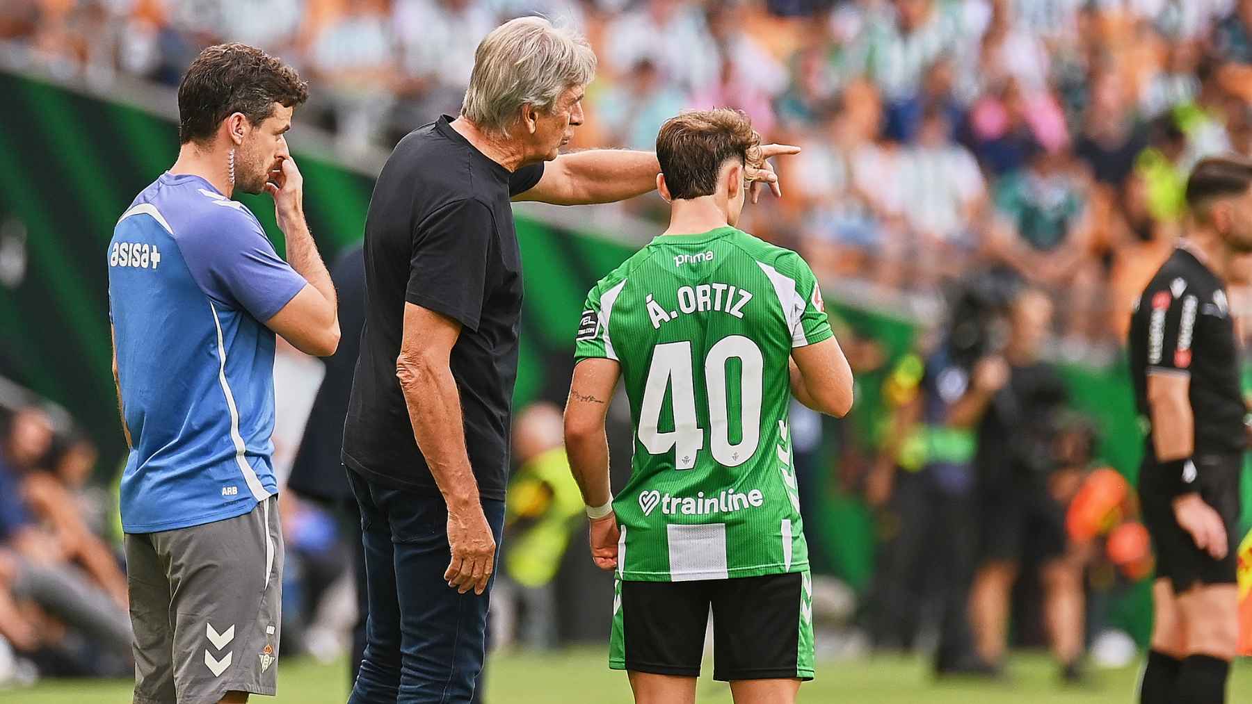 Manuel Pellegrini y Ángel Ortiz durante el Real Betis - Athletic Club | Salvador López Medina para El MIRA
