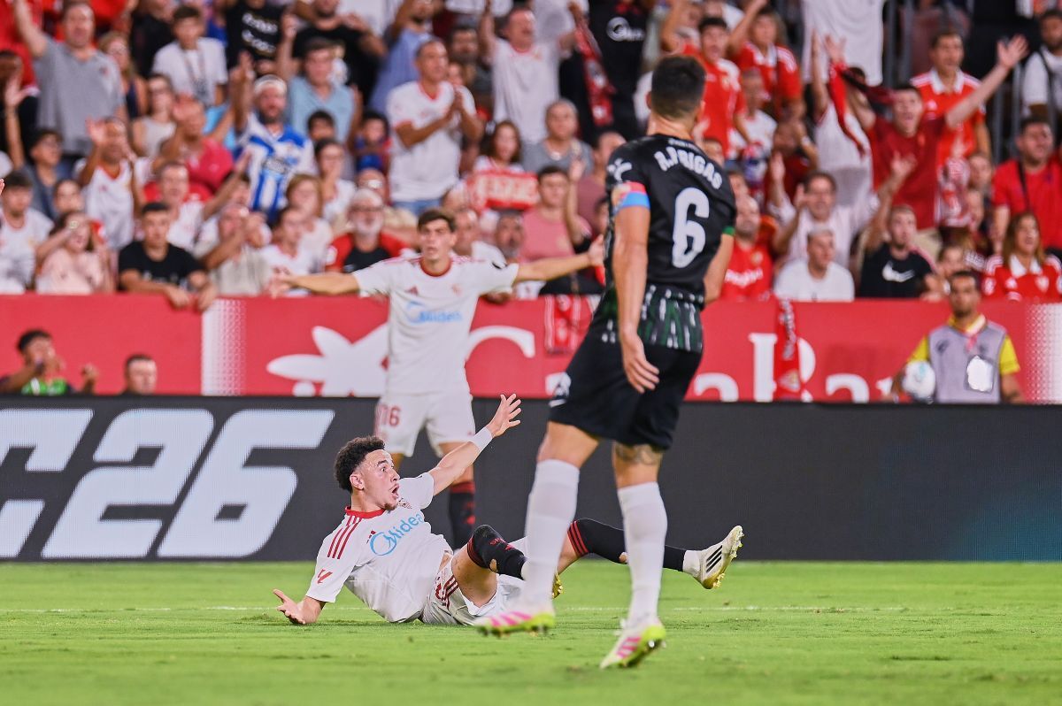 Rubén Vargas reclama un penalti en el Sevilla FC - Elche | Salvador López Medina para El MIRA