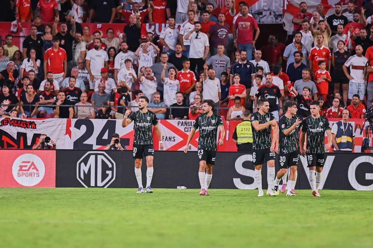 Rafa Mir celebra su gol en el Sevilla FC - Elche | Salvador López Medina para El MIRA