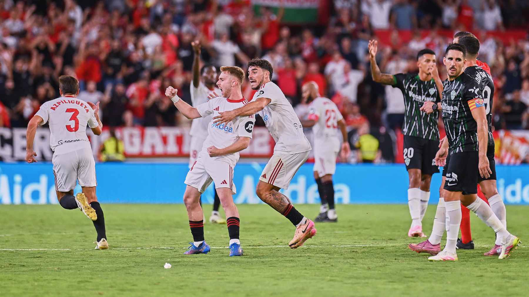 Peque celebra su gol en el Sevilla FC - Elche | Salvador López Medina para El MIRA