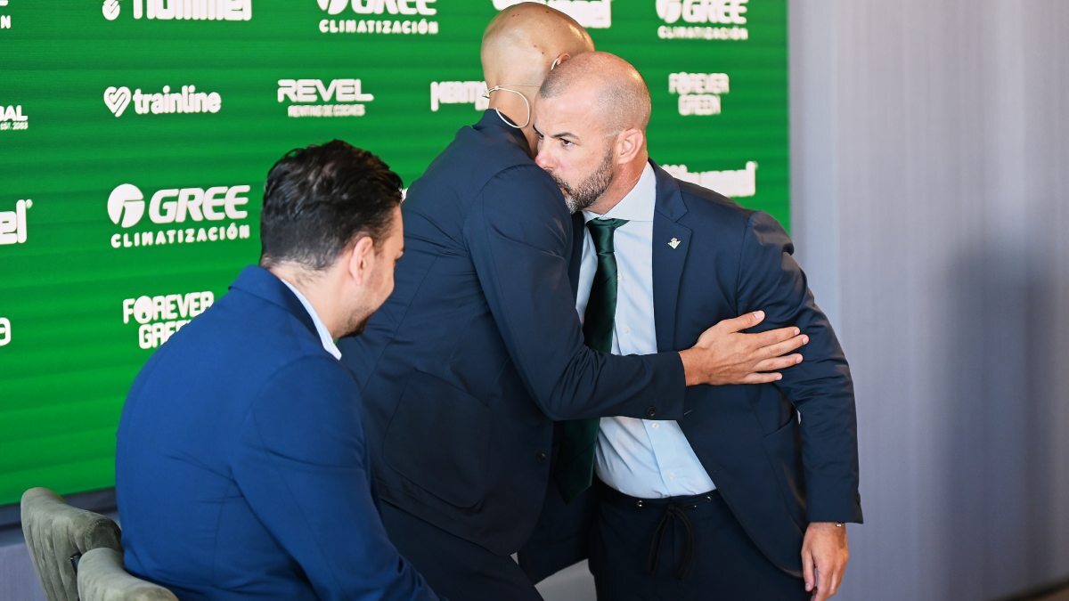 Manu Fajardo abraza a Sofyan Amrabat en la presentación oficial del jugador con el Real Betis | Salvador López Medina para El MIRA
