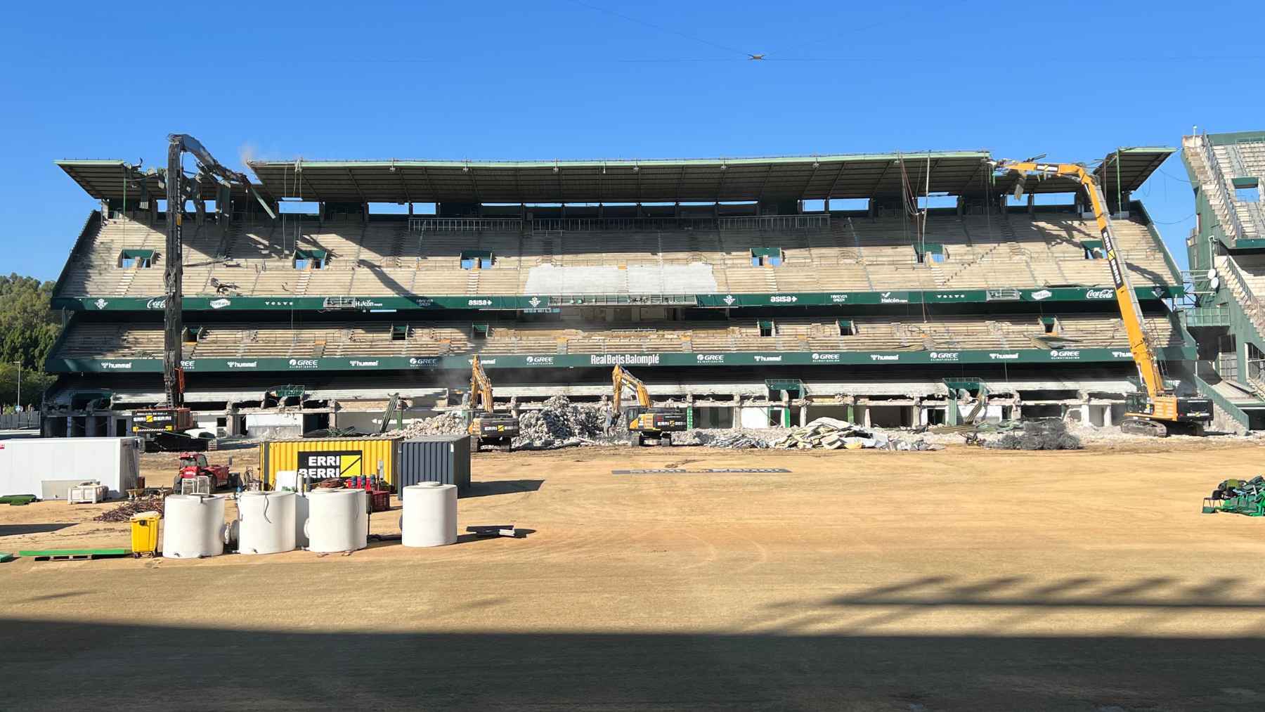 Retirada de la cubierta de Preferencia del Benito Villamarín | Daniel Saldaña para El MIRA