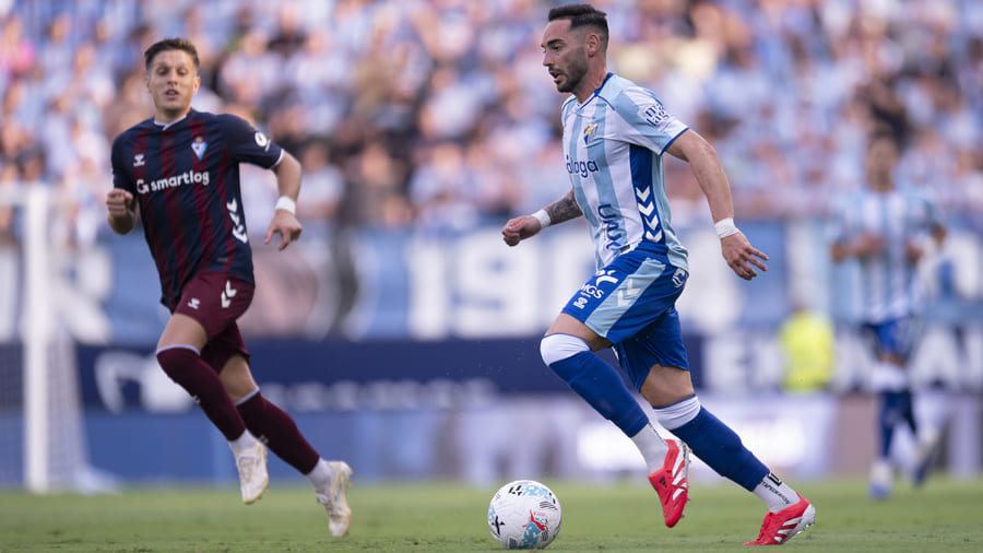 Víctor García durante un partido con el Málaga CF
