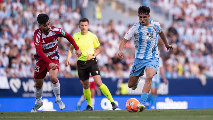 Izan Merino en un partido con el Málaga CF