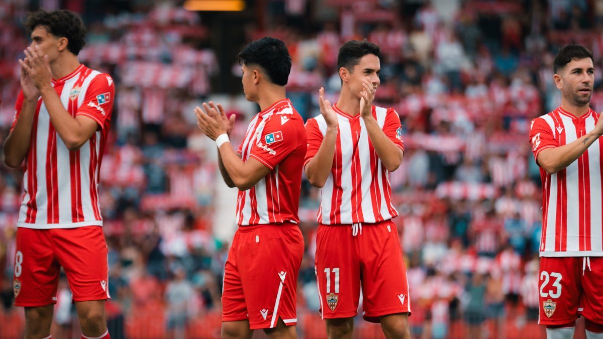 Los jugadores de la UD Almería saludan a los aficionados | UDA