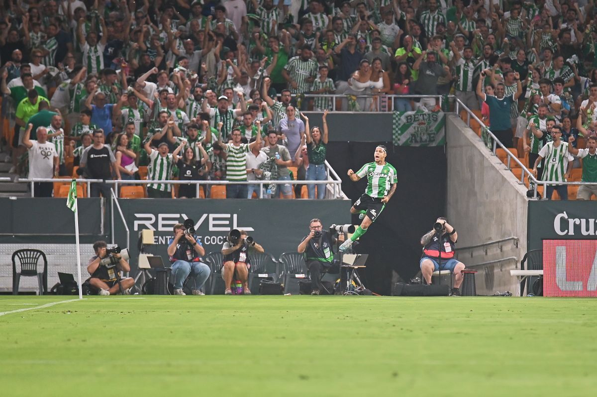 Cucho Hernández celebra su gol en el Real Betis - Real Sociedad | Salvador López Medina para El MIRA