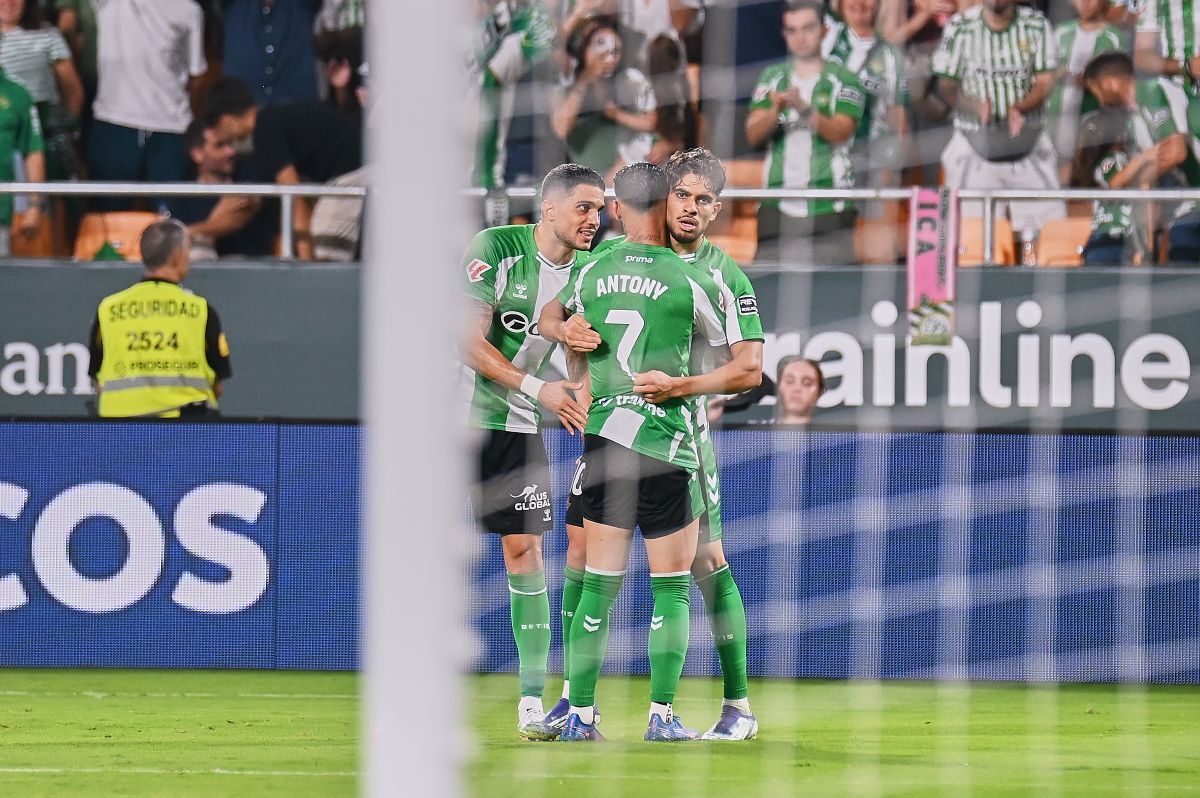 Abde, Antony y Marc Bartra en el Real Betis - Real Sociedad | Salvador López Medina para El MIRA