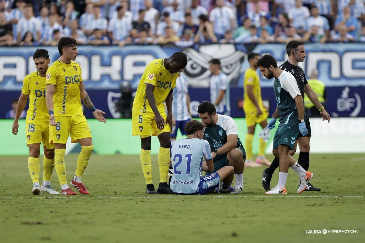 Adrián Niño se lesionó en el Málaga CF - Cádiz CF | LaLiga Hypermotion