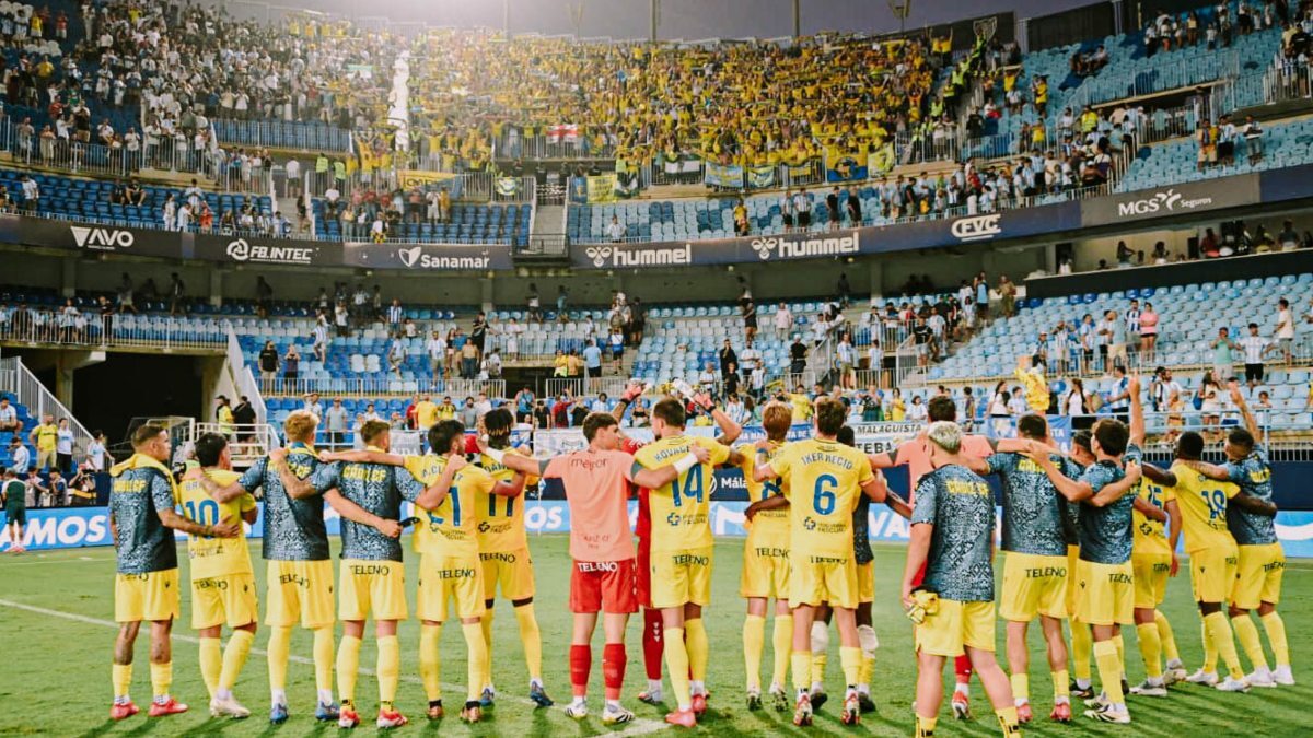 Los jugadores del Cádiz CF celebran, junto a la afición, la victoria cosechada ante el Málaga CF | CCF