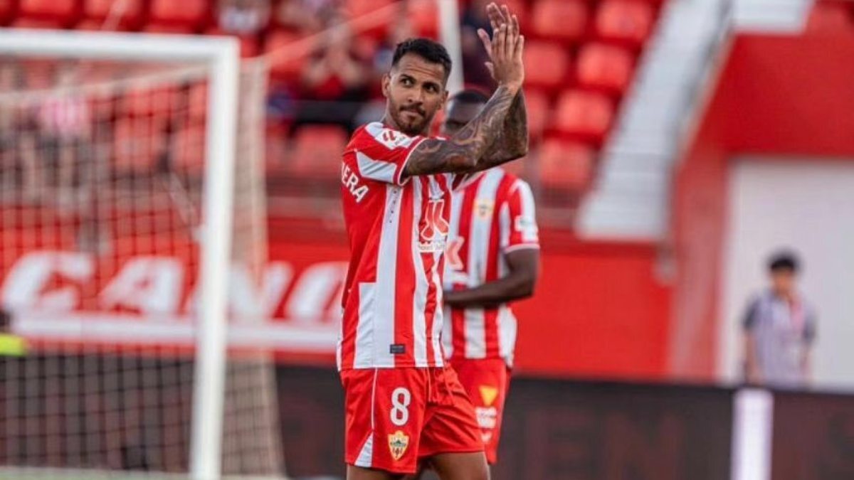 Jonathan Viera durante un partido con la UD Almería | @VieraJonathan
