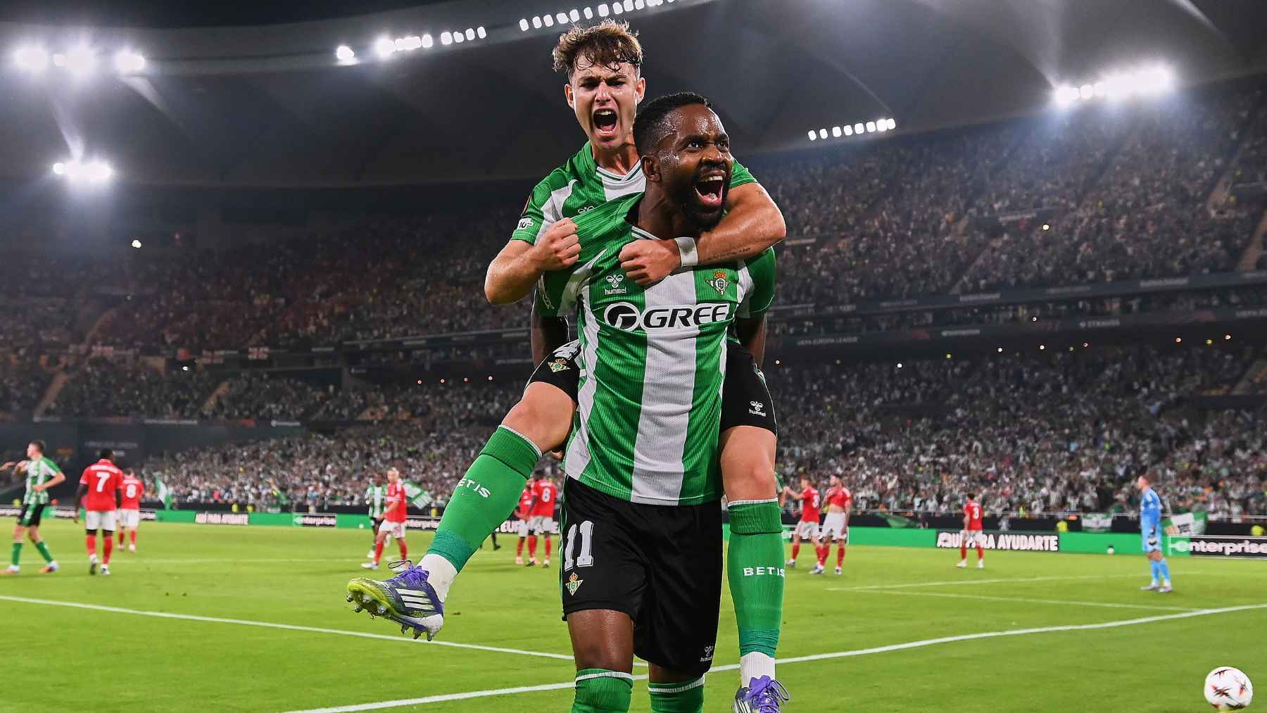 Bakambu celebra con Ángel Ortiz su gol en el Real Betis - Nottingham Forest | Salvador López Medina para El MIRA