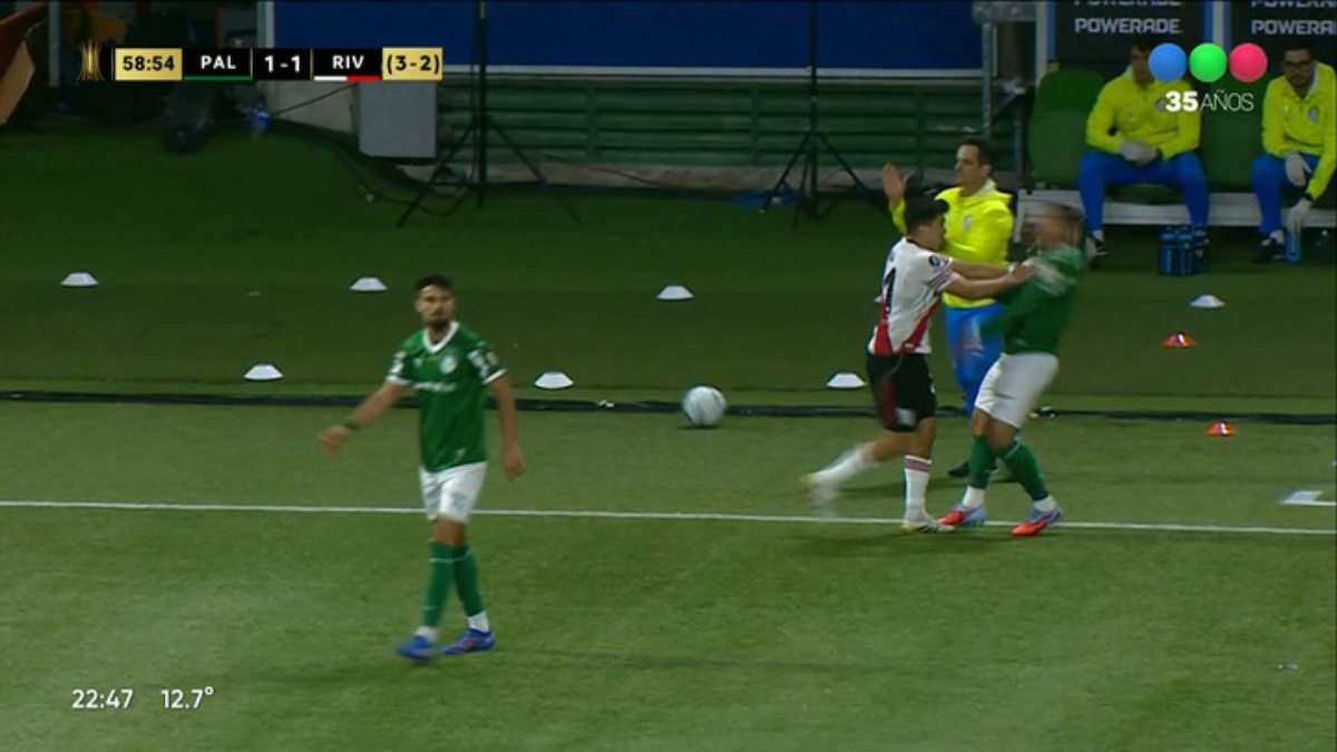 Marcos Acuña empuja con dureza a Vitor Roque en el Palmeiras - River Plate