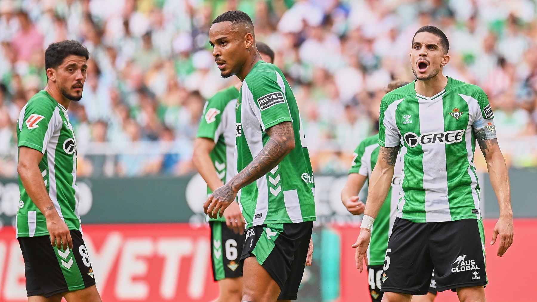 Natan, Marc Bartra y Pablo Fornals en un partido del Real Betis | Salvador López Medina para El MIRA