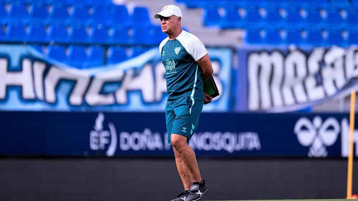 Sergio Pellicer dirigiendo un entrenamiento del Málaga CF | MCF
